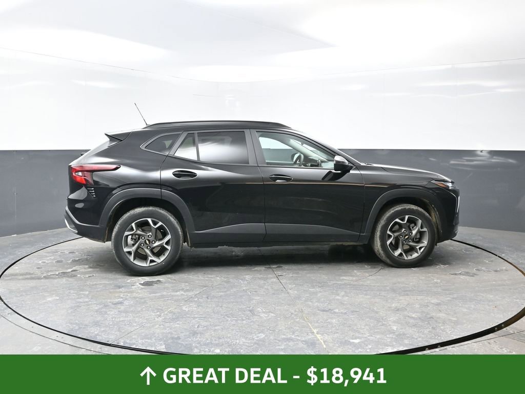 Used 2025 Chevrolet Trax LT image 2