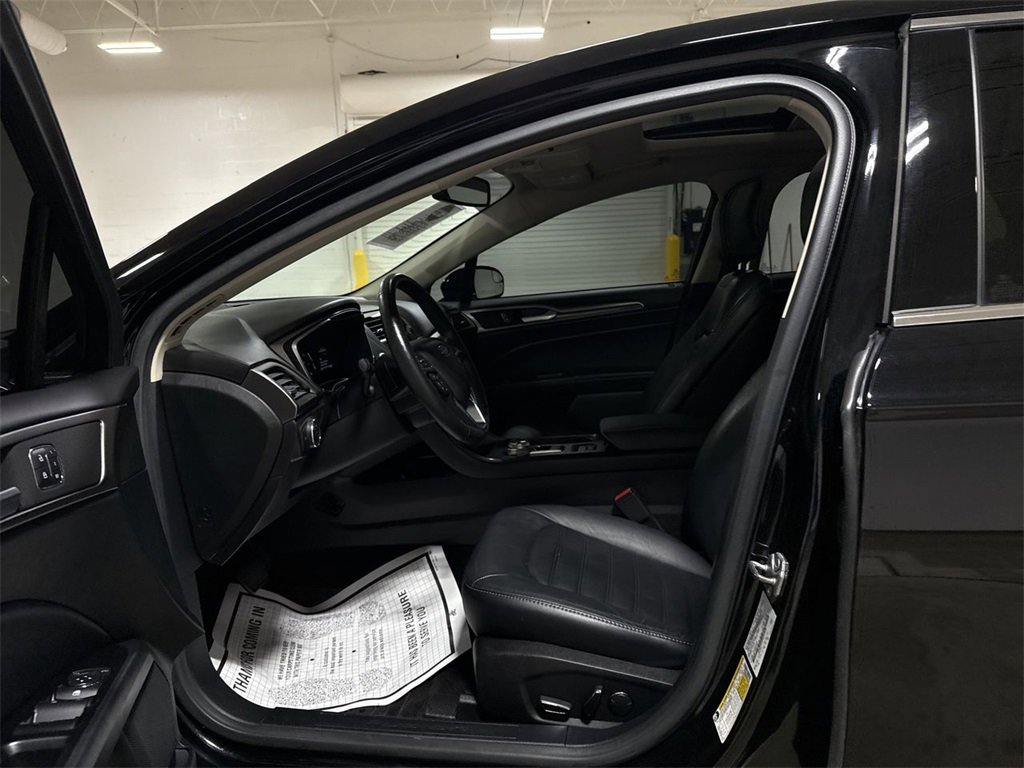 Used 2017 Ford Fusion SE w/ Fusion SE Technology Package image 19