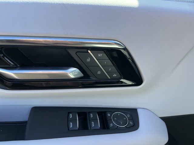 New 2025 Chevrolet Suburban Premier image 17