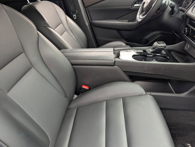 Used 2023 Nissan Rogue SV w/ SV Premium B Package image 13