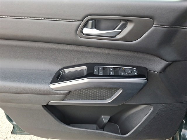 Used 2025 Nissan Pathfinder SL image 13