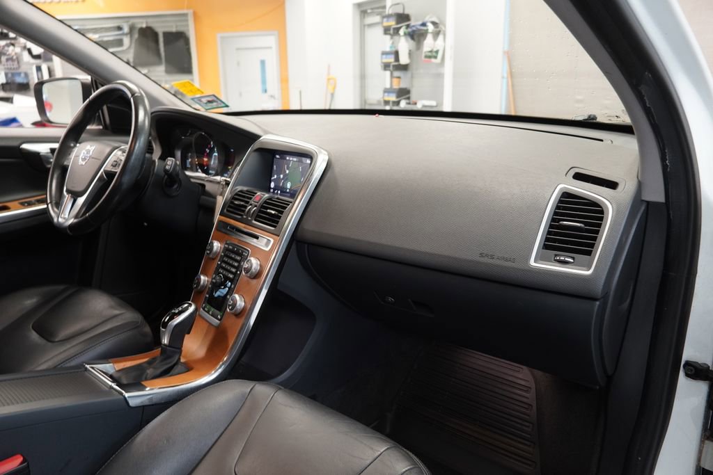 Used 2017 Volvo XC60 T5 Inscription w/ Preferred Option Package image 38