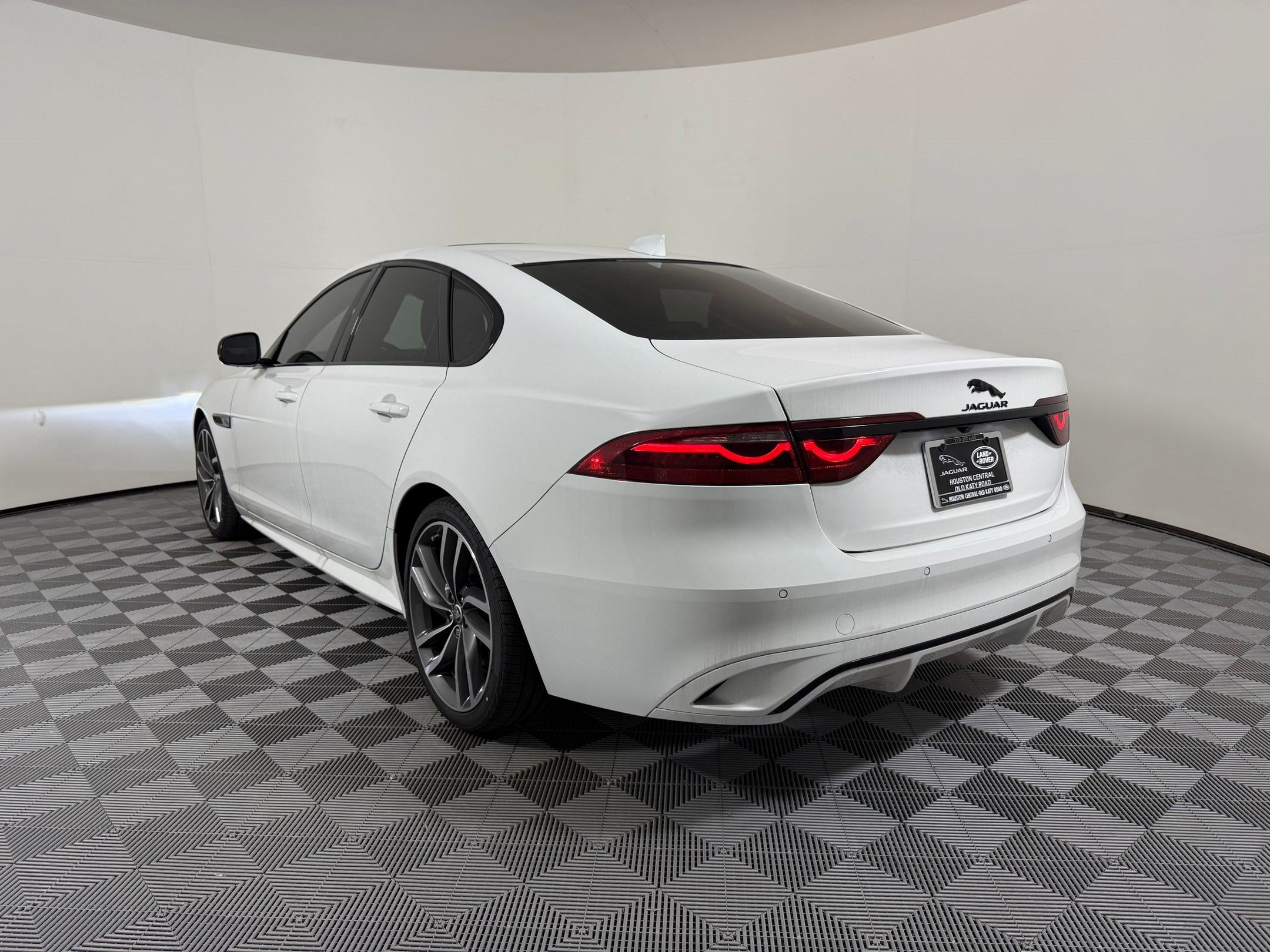 Used 2024 Jaguar XF R-Dynamic SE AWD/4WD image 3