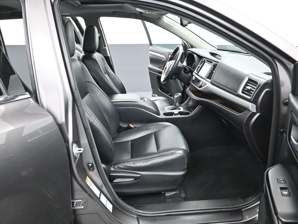 Used 2016 Toyota Highlander XLE image 30