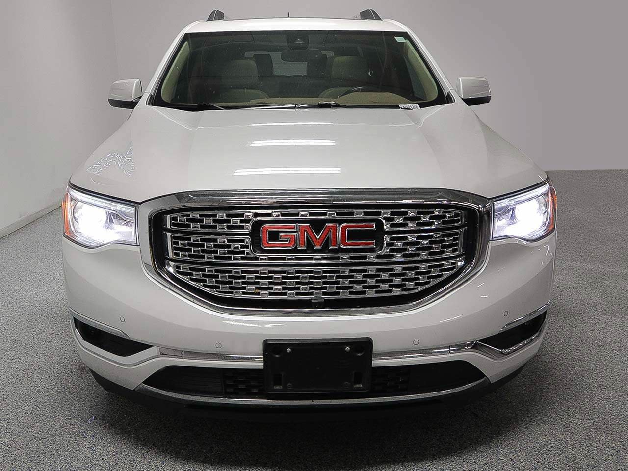 Used 2018 GMC Acadia Denali w/ Technology Package FWD image 2