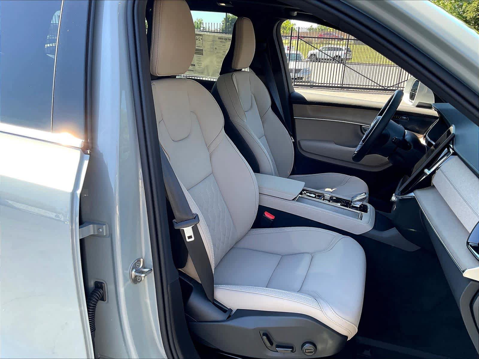 New 2026 Volvo XC90 B5 Plus w/ Protection Package Premier image 32