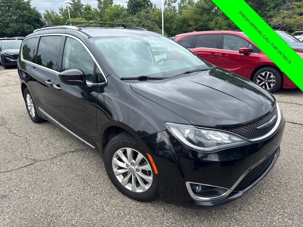 Used 2019 Chrysler Pacifica Touring-L FWD image 5