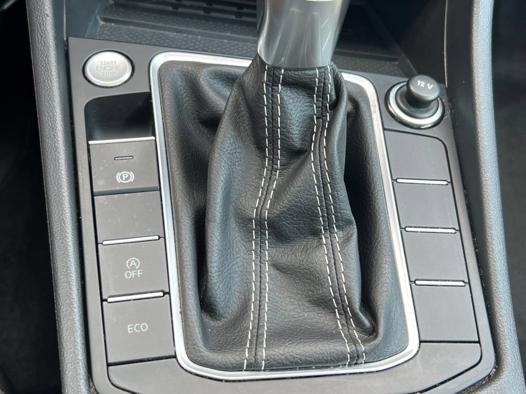 Used 2025 Volkswagen Jetta SE FWD image 25