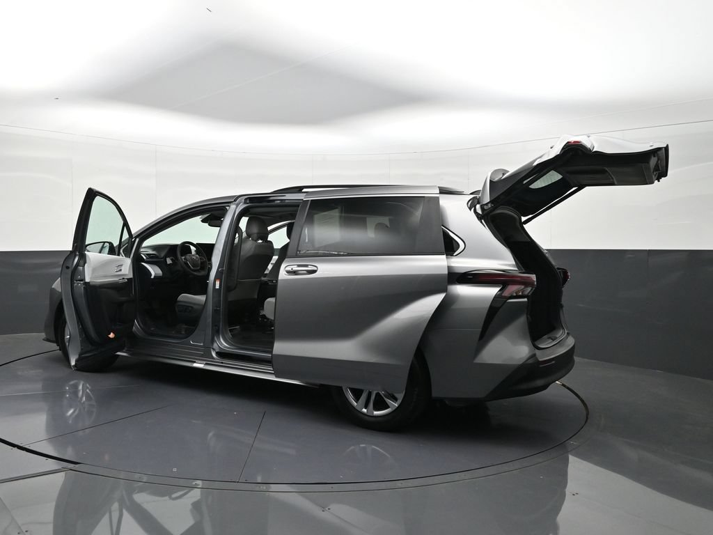Used 2026 Toyota Sienna XLE FWD image 47