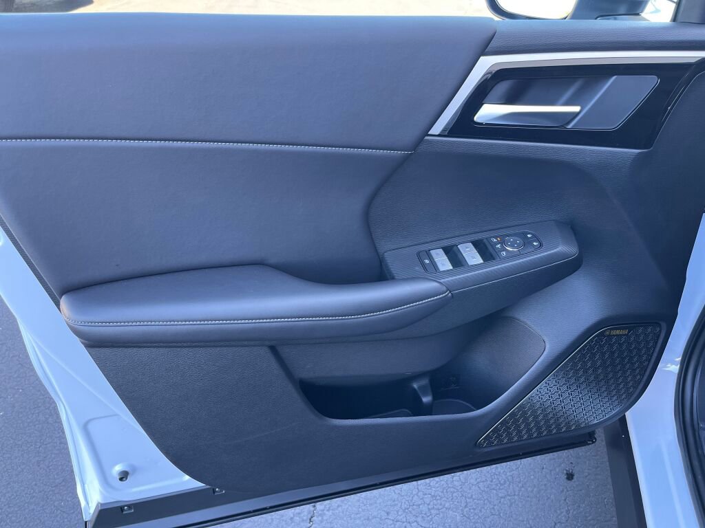 New 2025 Mitsubishi Outlander SE image 11