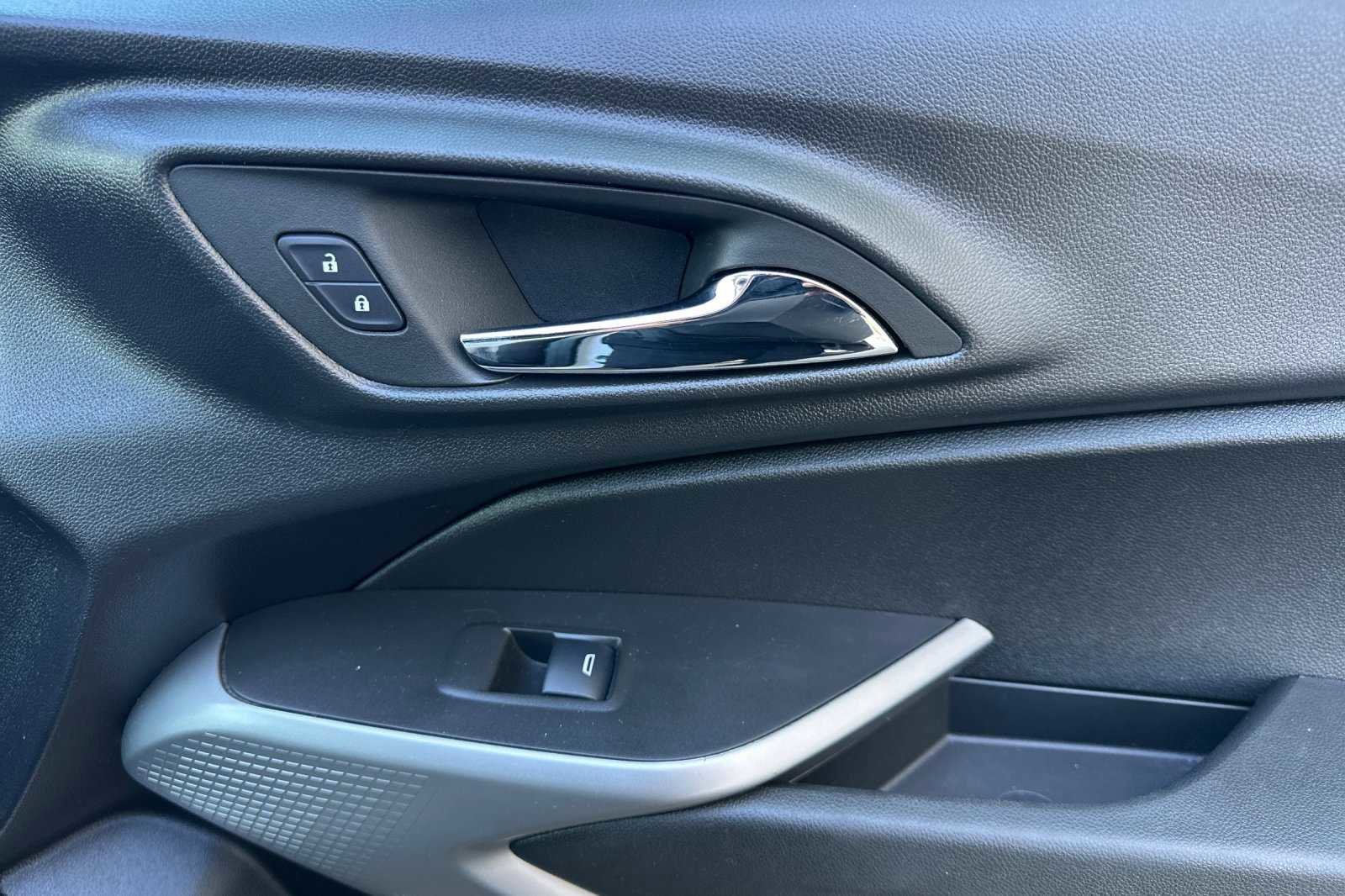 Used 2024 Chevrolet Trax RS w/ Sunroof Package image 21