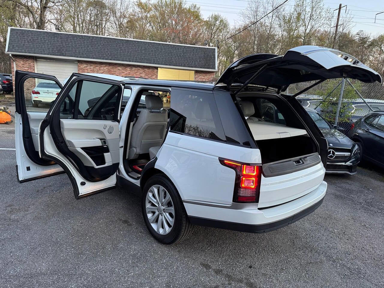 Used 2016 Land Rover Range Rover HSE image 7