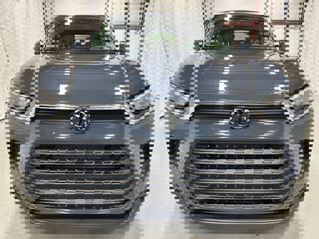 Used 2025 Toyota Grand Highlander AWD image 2