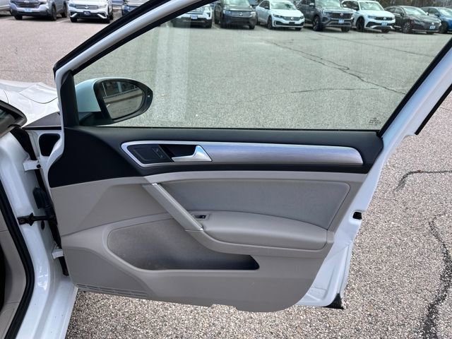 Used 2017 Volkswagen Golf S image 34