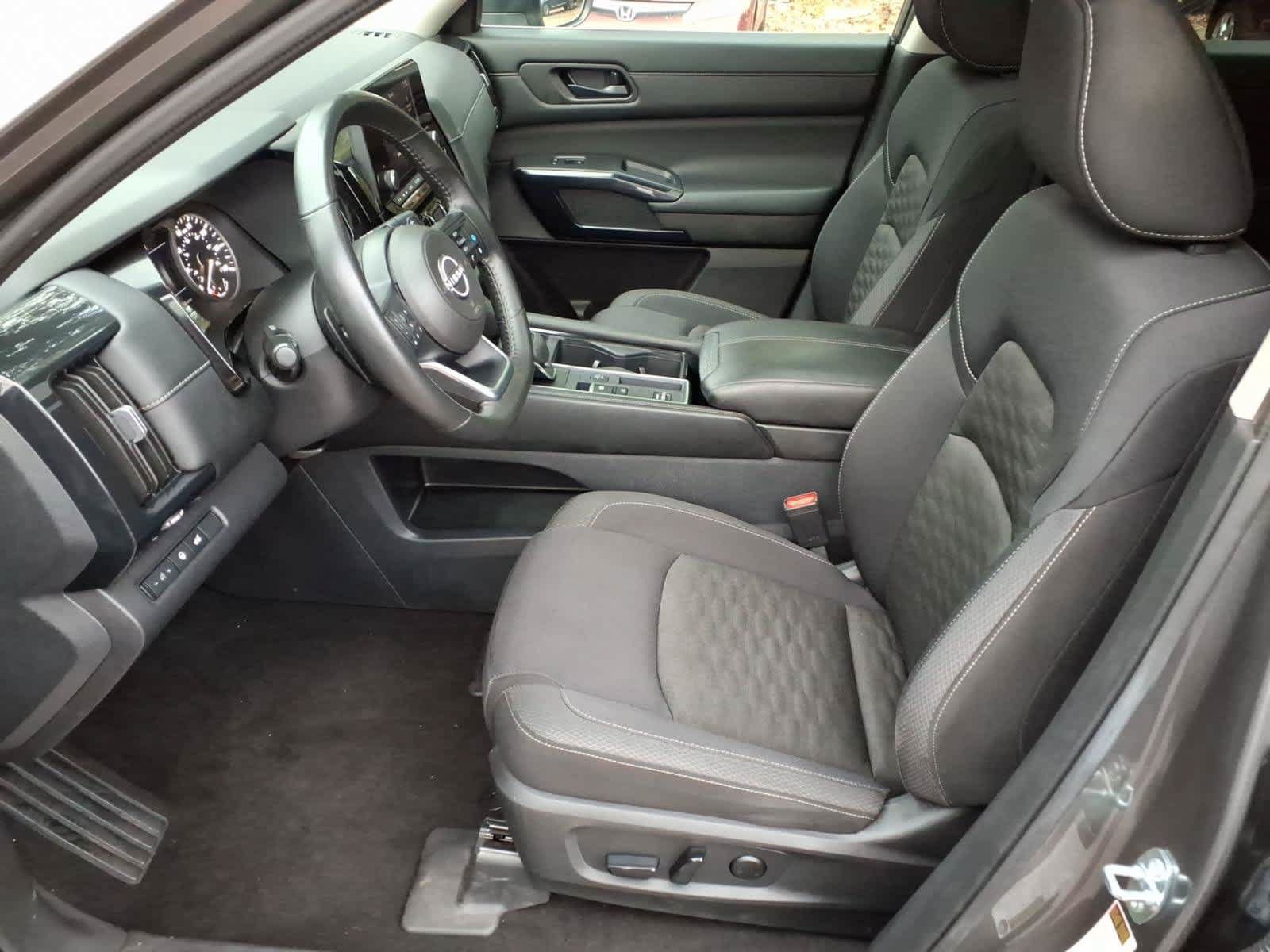 Used 2024 Nissan Pathfinder SV w/ SV Premium Package FWD image 15