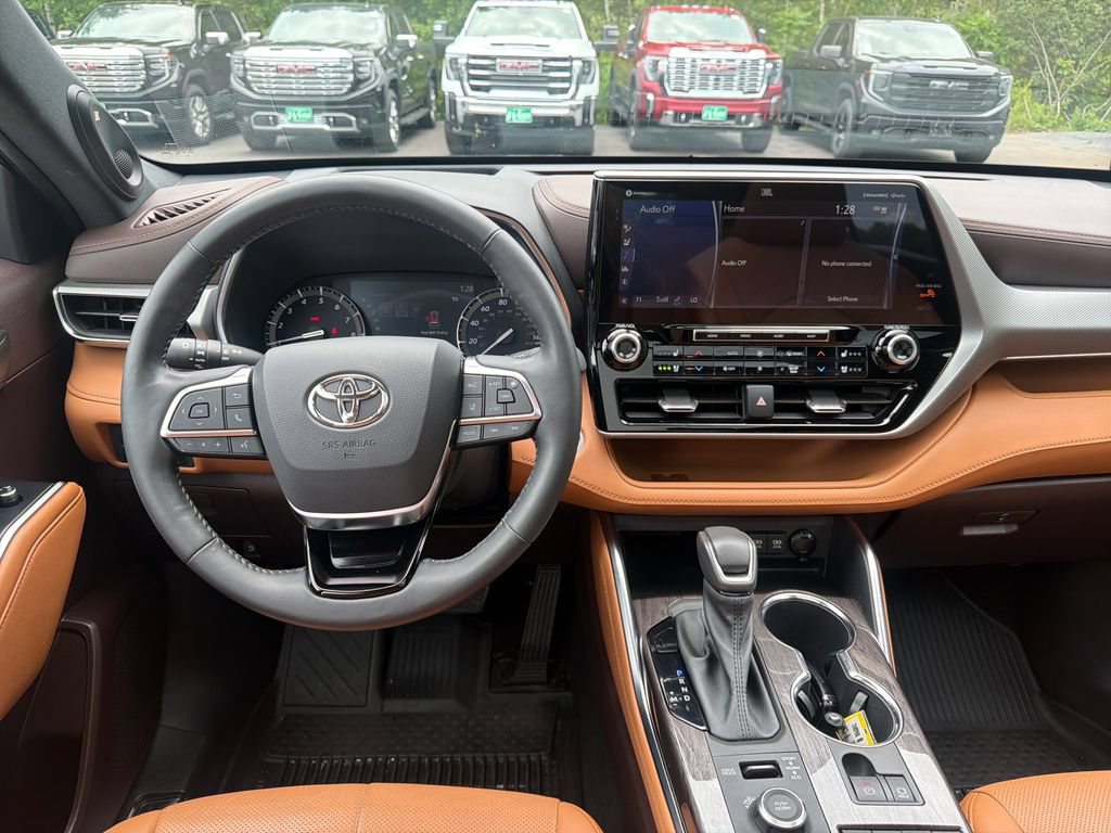 Used 2021 Toyota Highlander Platinum AWD/4WD image 19