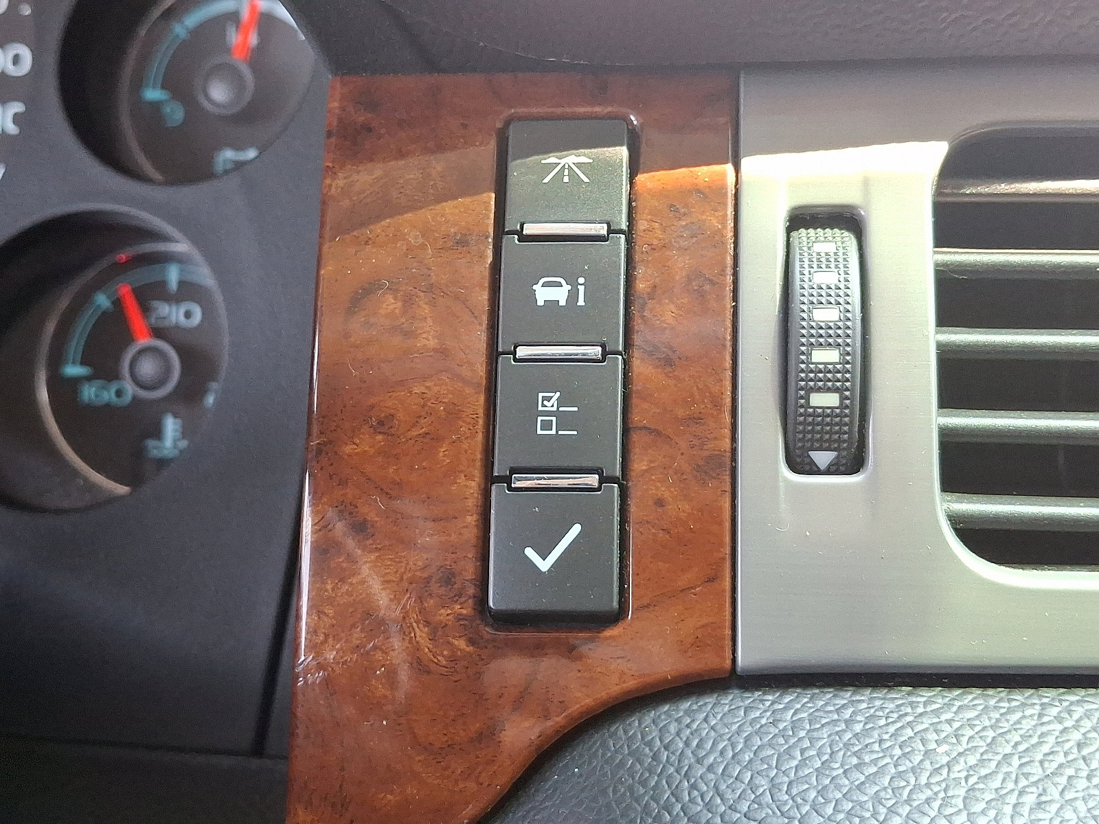 Used 2011 Chevrolet Suburban 2500 LT w/ Snow Plow Prep Package image 26