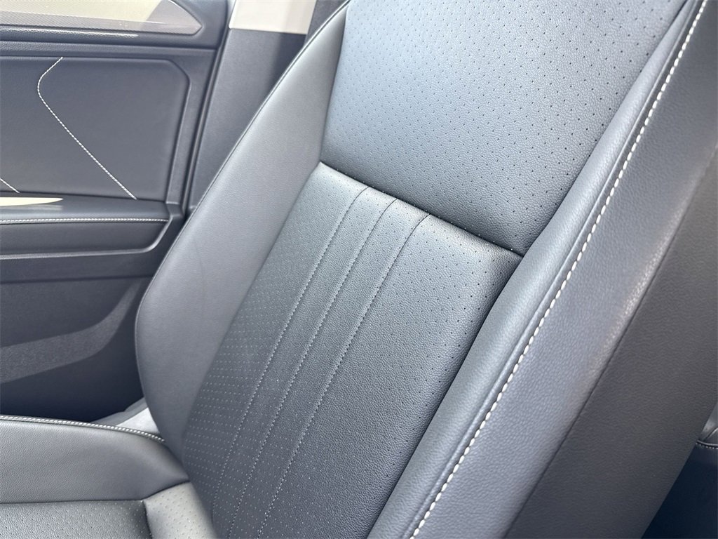 Used 2024 Volkswagen Tiguan SE image 37
