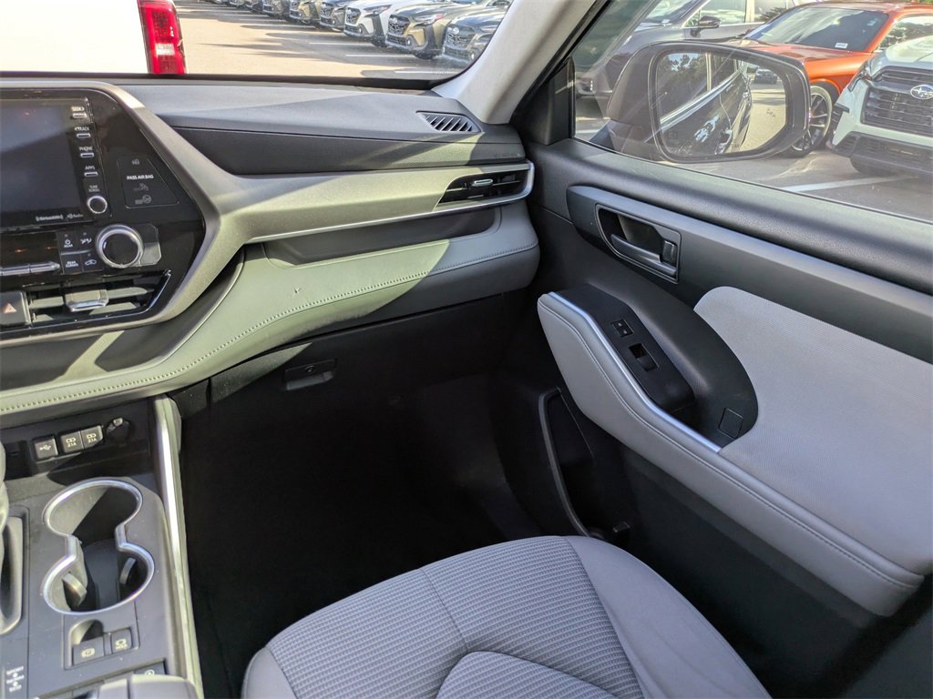 Used 2020 Toyota Highlander LE image 16