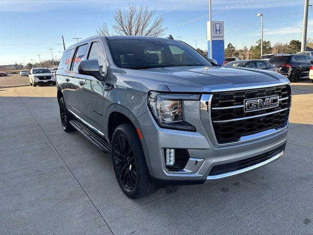 Used 2024 GMC Yukon XL SLT w/ SLT Premium Package image 3