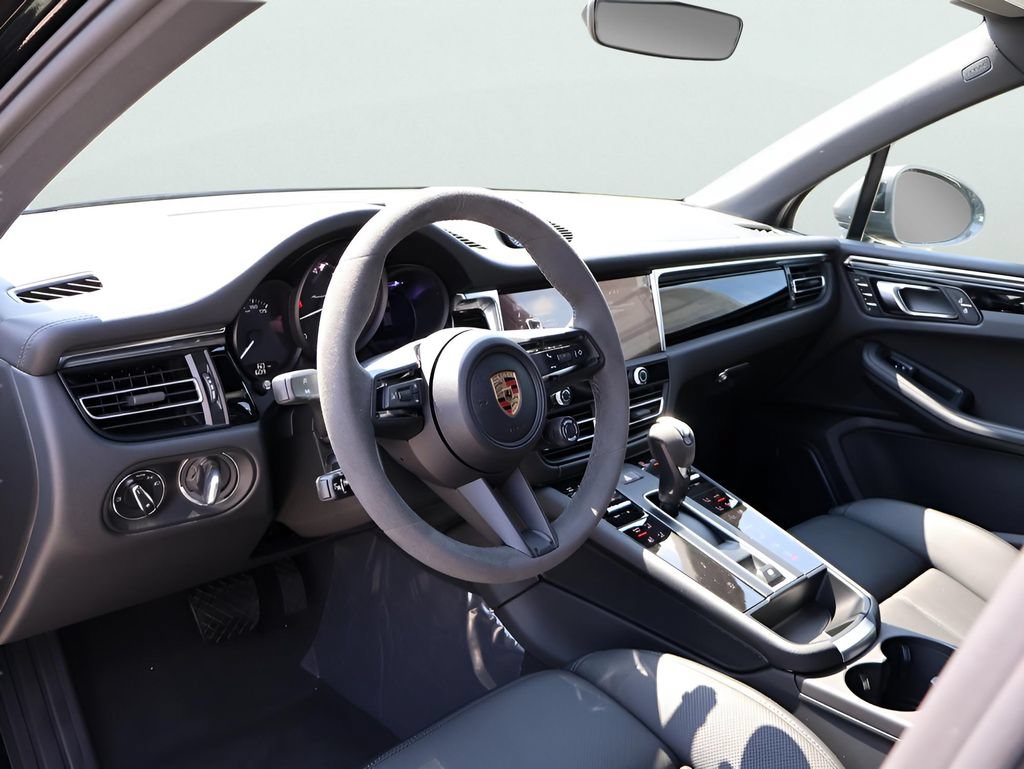 Certified 2025 Porsche Macan Turbo AWD/4WD image 4