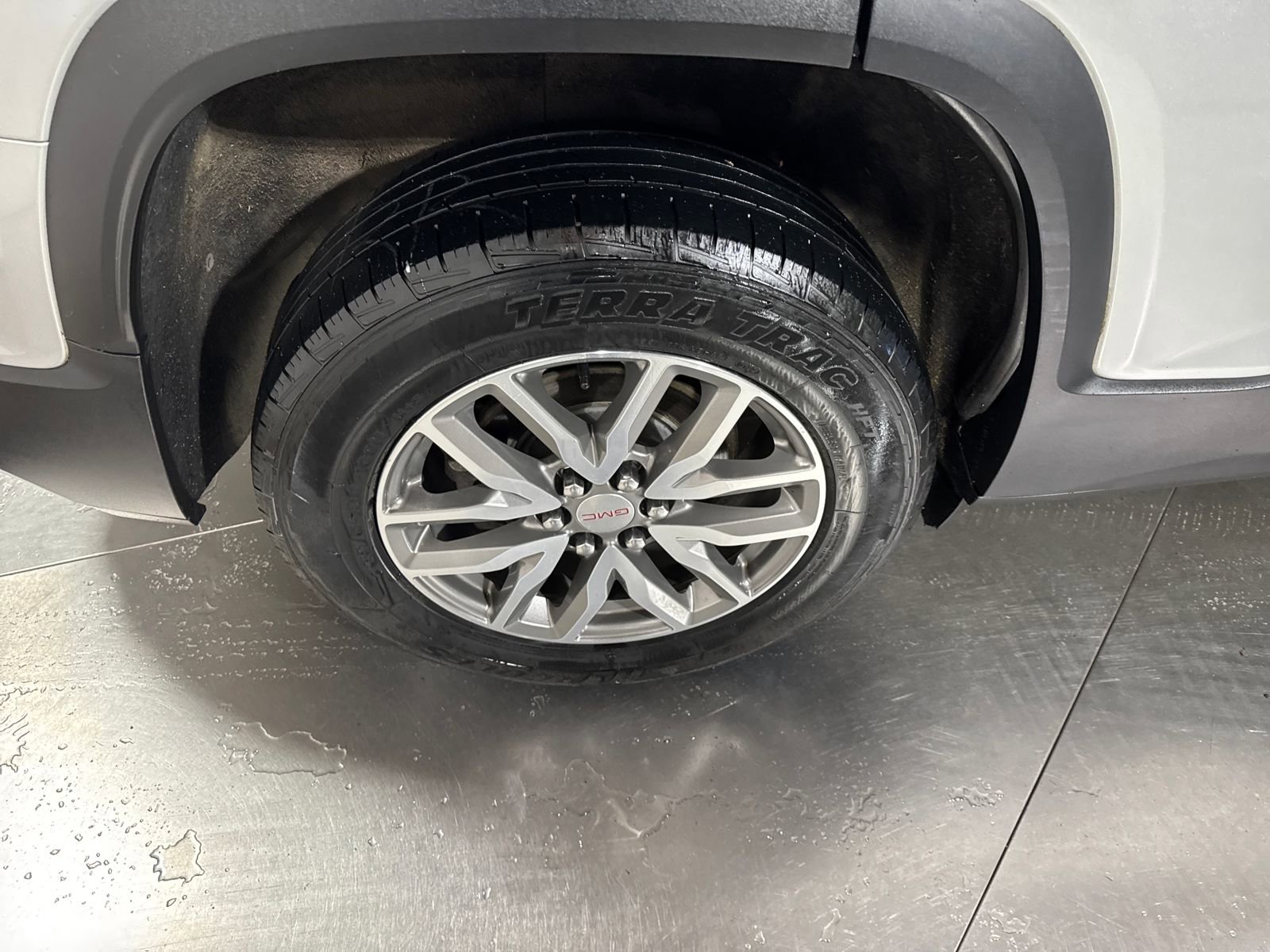 Used 2019 GMC Acadia SLE image 13