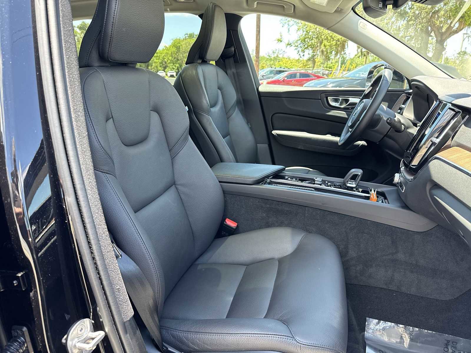Used 2022 Volvo XC60 B5 Momentum AWD/4WD image 26