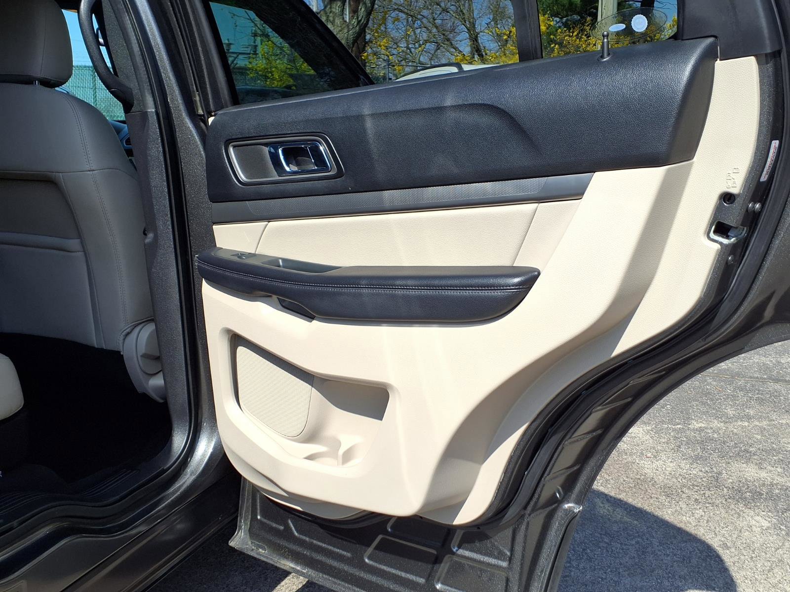 Certified 2019 Ford Explorer XLT w/ Equipment Group 202A image 14