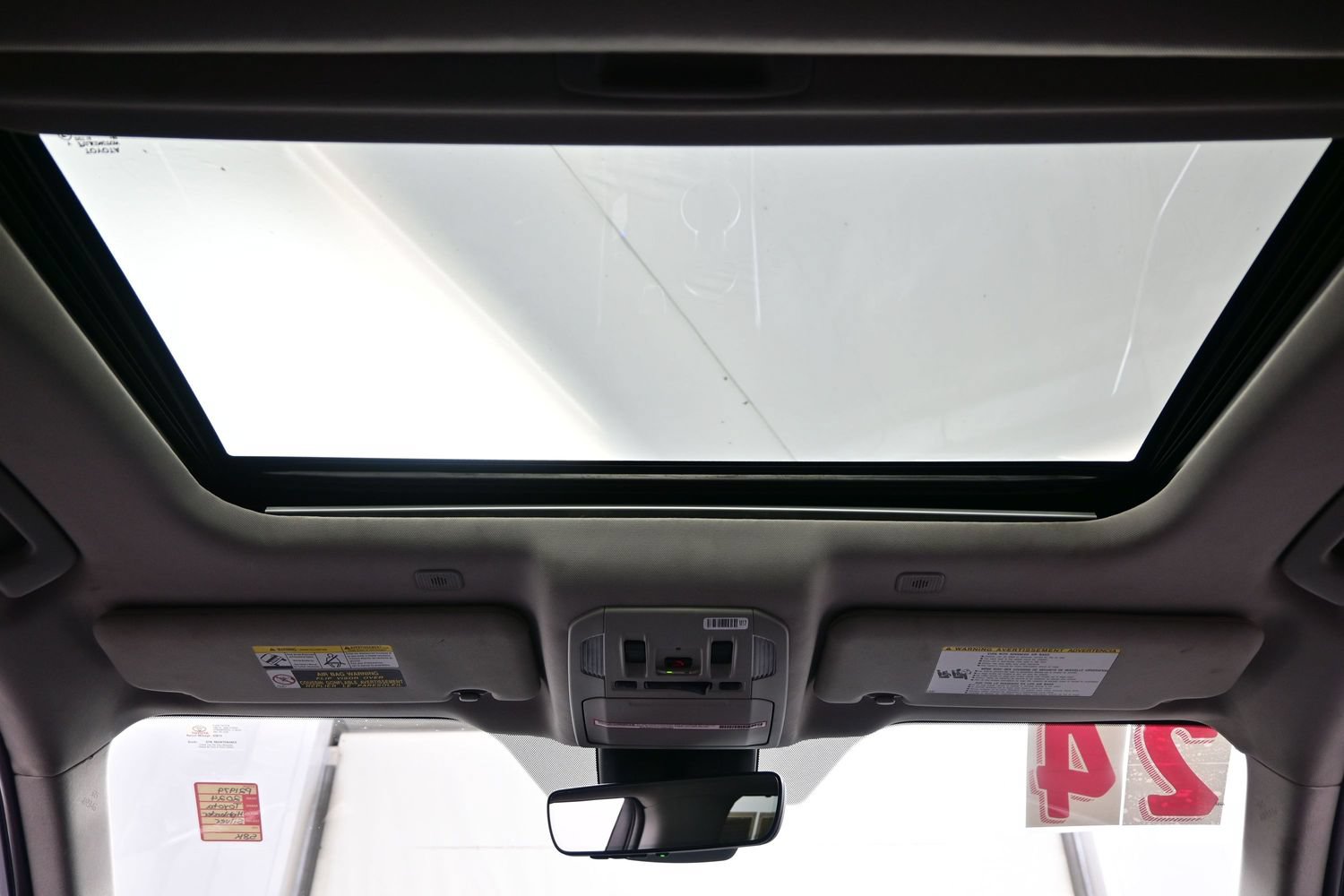 Used 2024 Toyota Highlander XLE AWD/4WD image 19