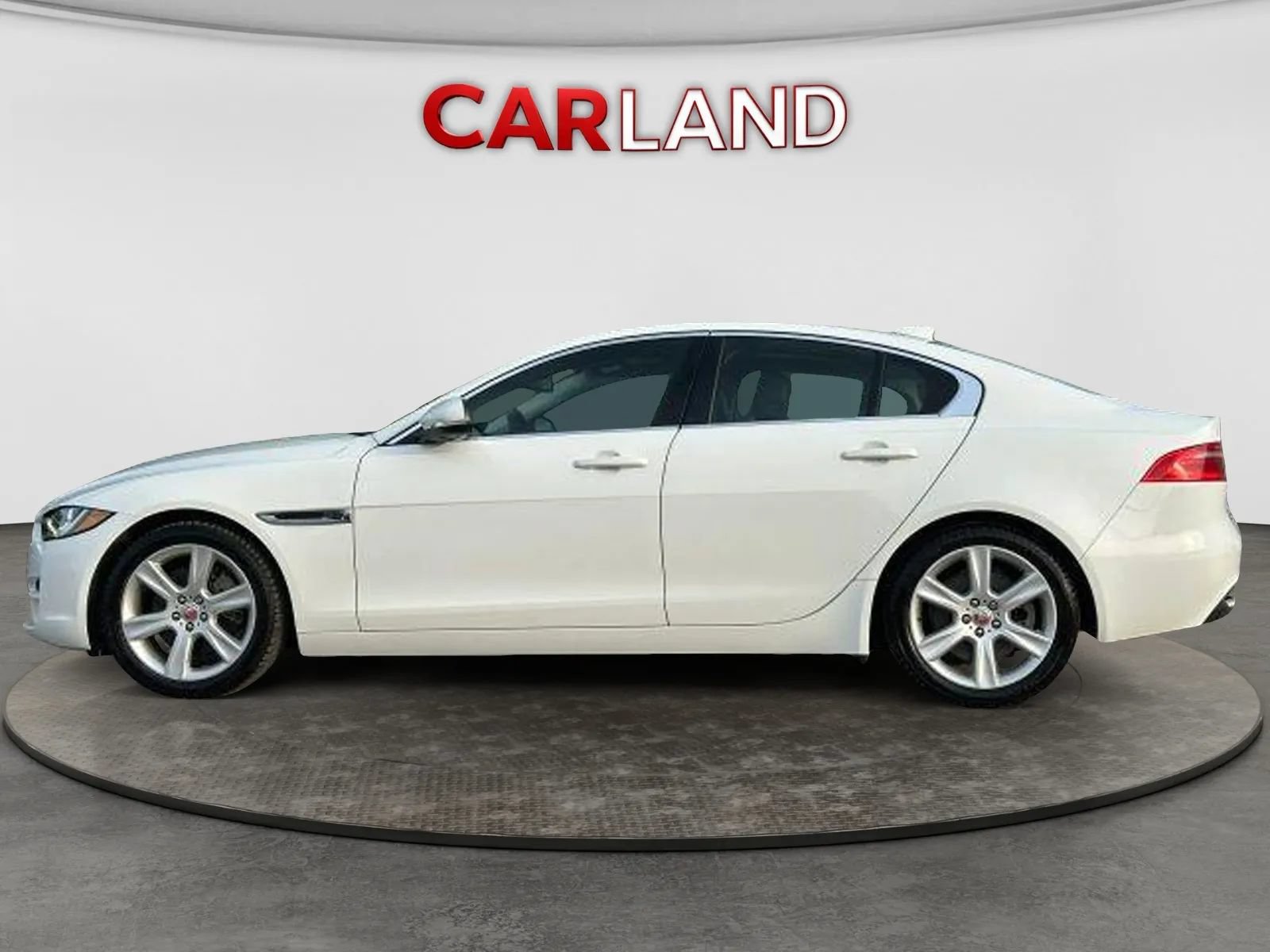 Used 2018 Jaguar XE Prestige RWD image 3