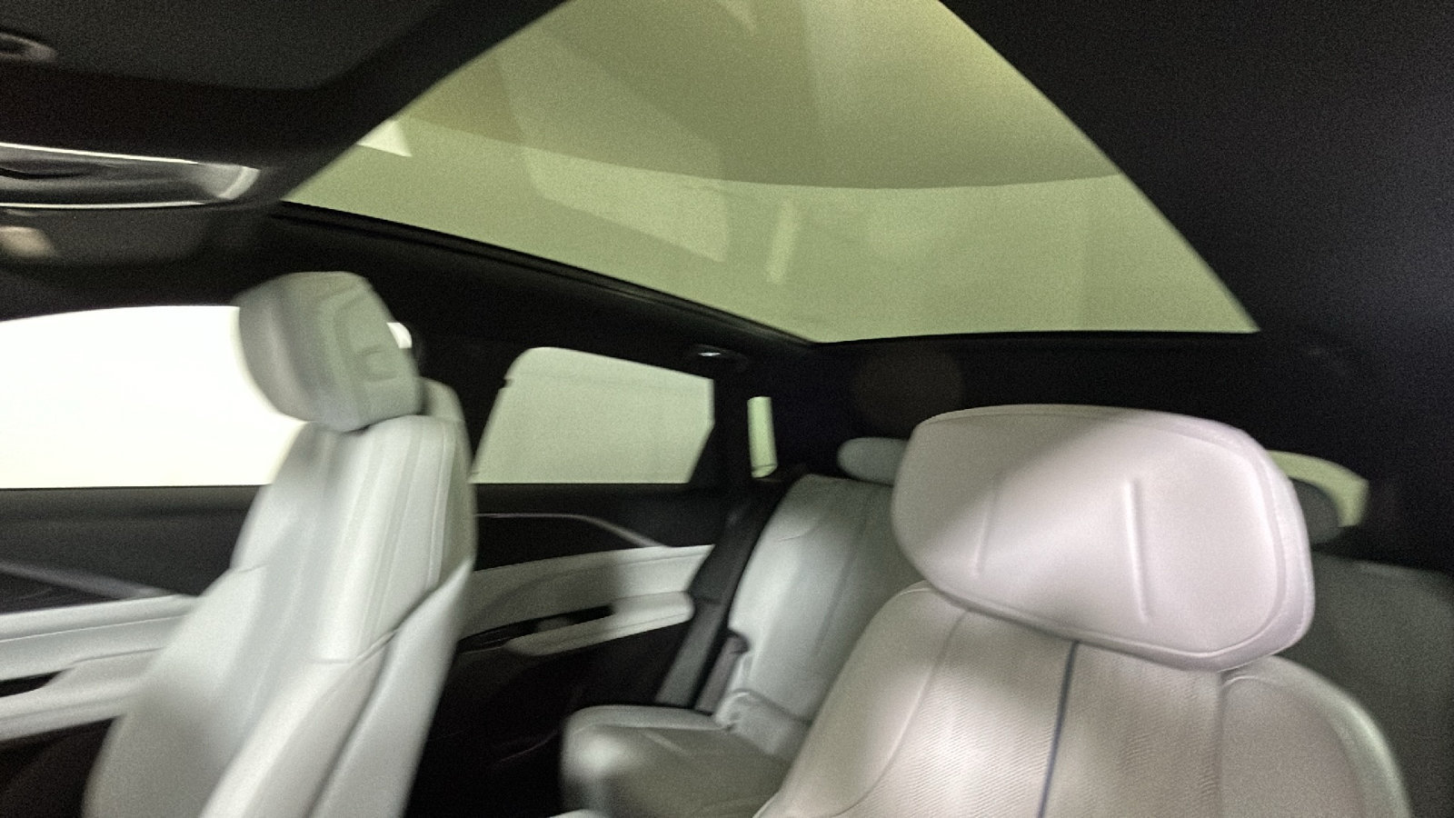 Used 2024 Cadillac Lyriq Luxury AWD/4WD image 16