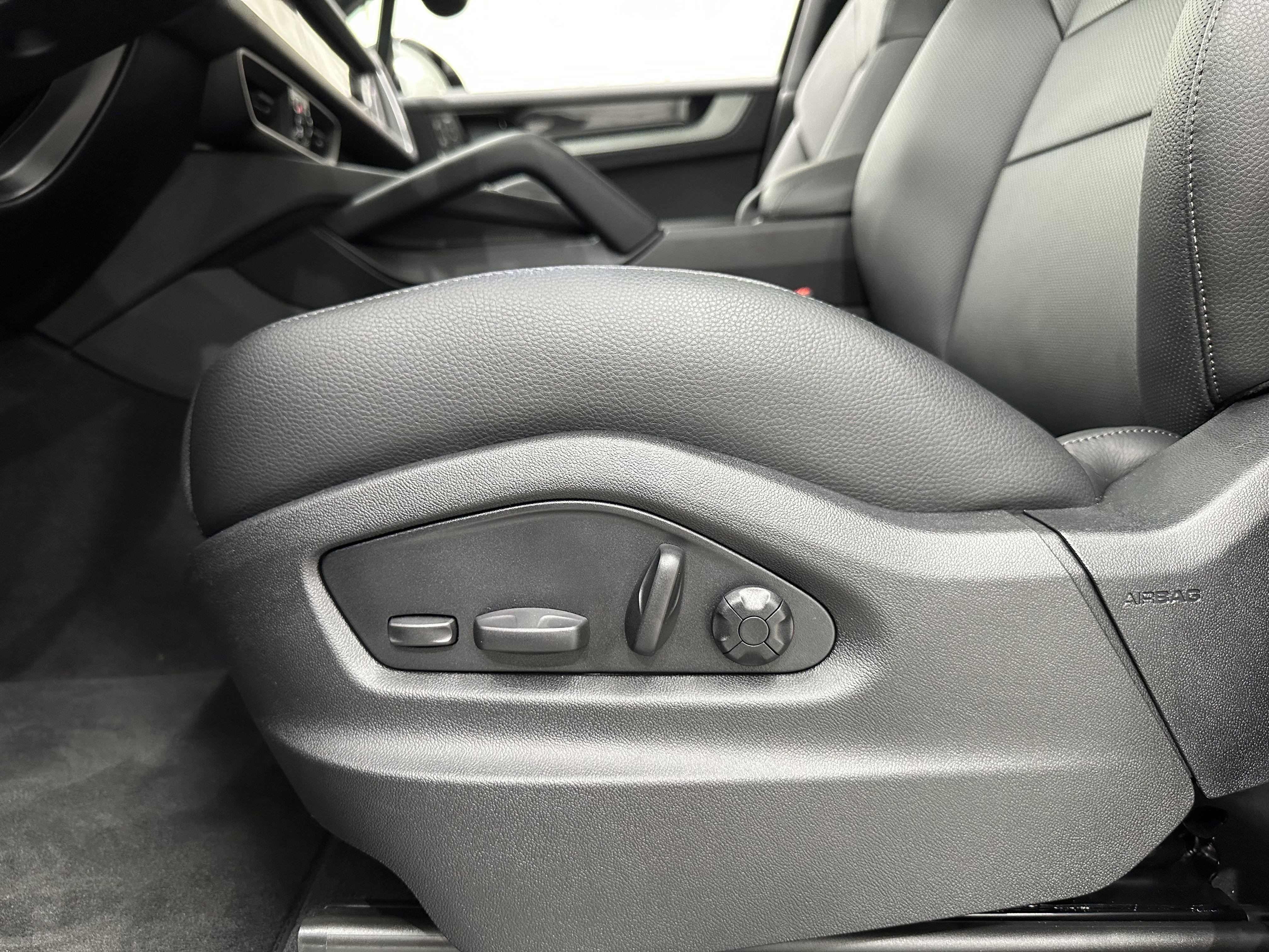 Certified 2025 Porsche Cayenne image 32