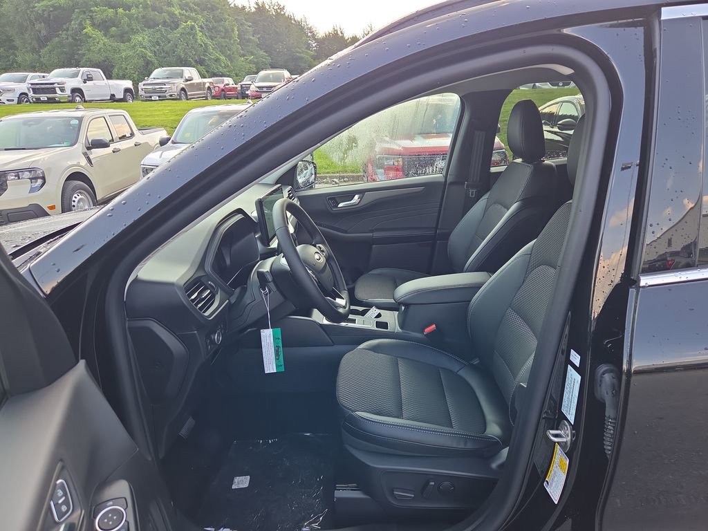 New 2025 Ford Escape SE image 9