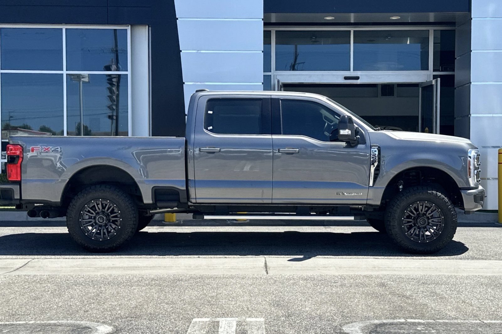 Used 2024 Ford F250 Lariat w/ FX4 Off-Road Package AWD/4WD image 3