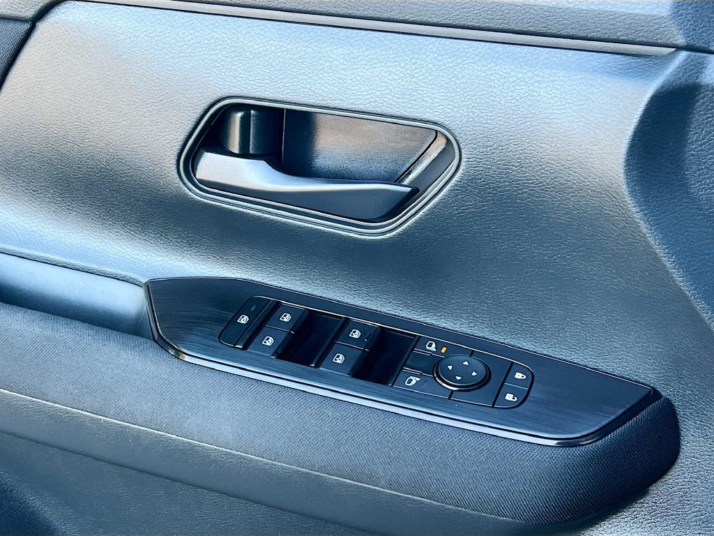 Used 2025 Nissan Kicks S FWD image 17