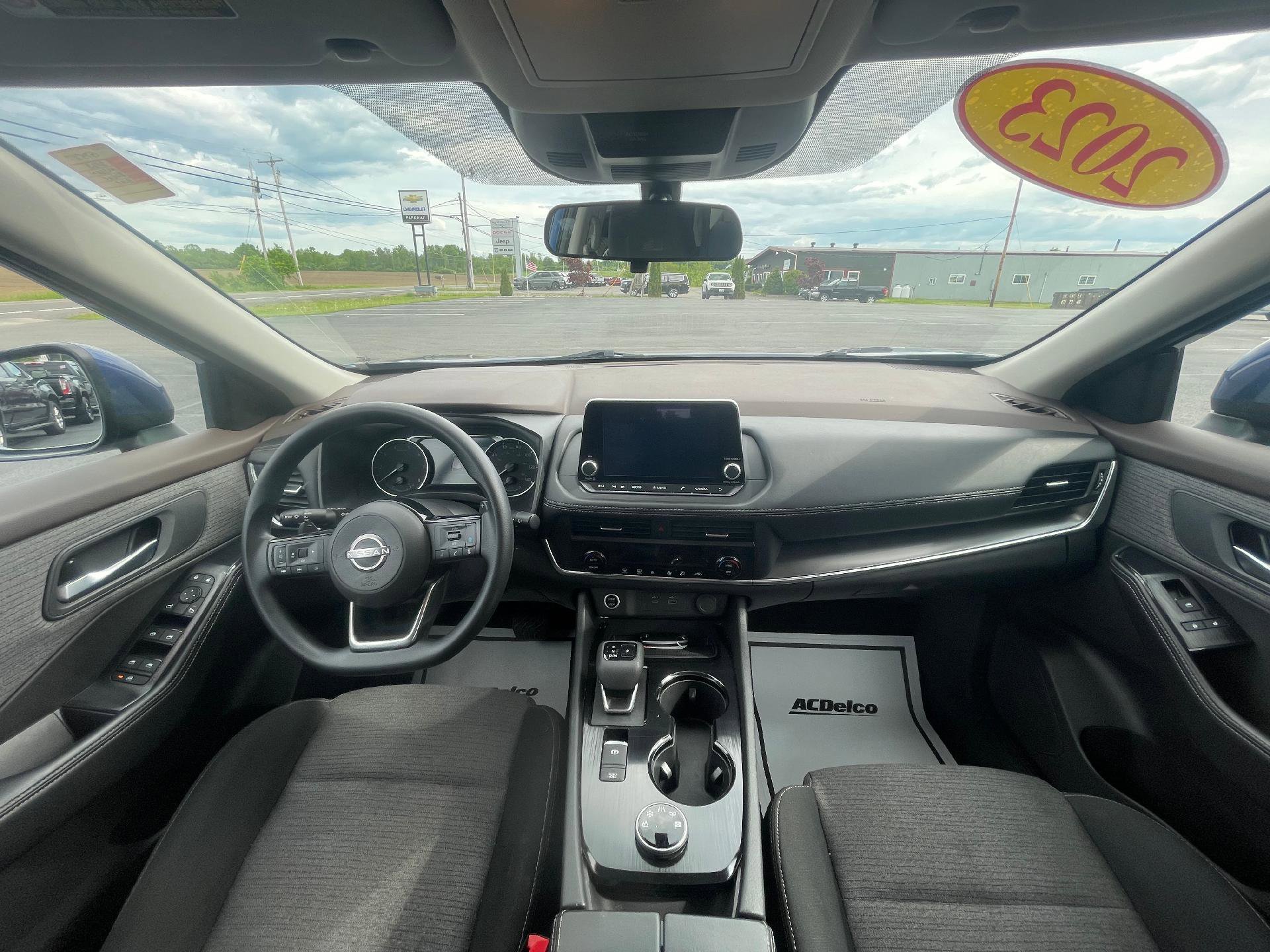 Used 2023 Nissan Rogue SV image 10