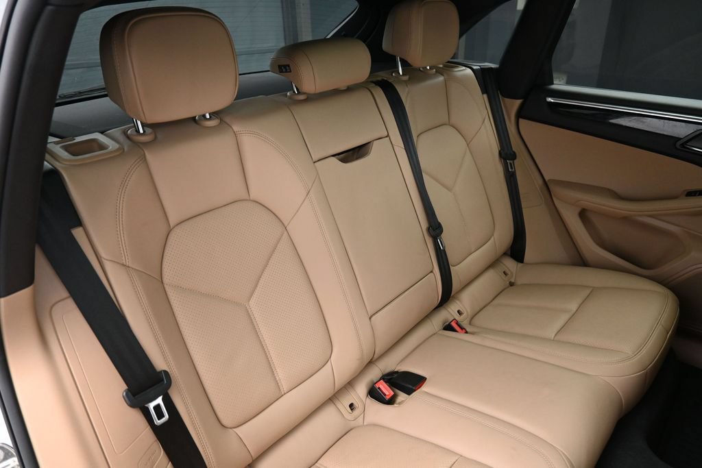 Certified 2023 Porsche Macan AWD/4WD image 24