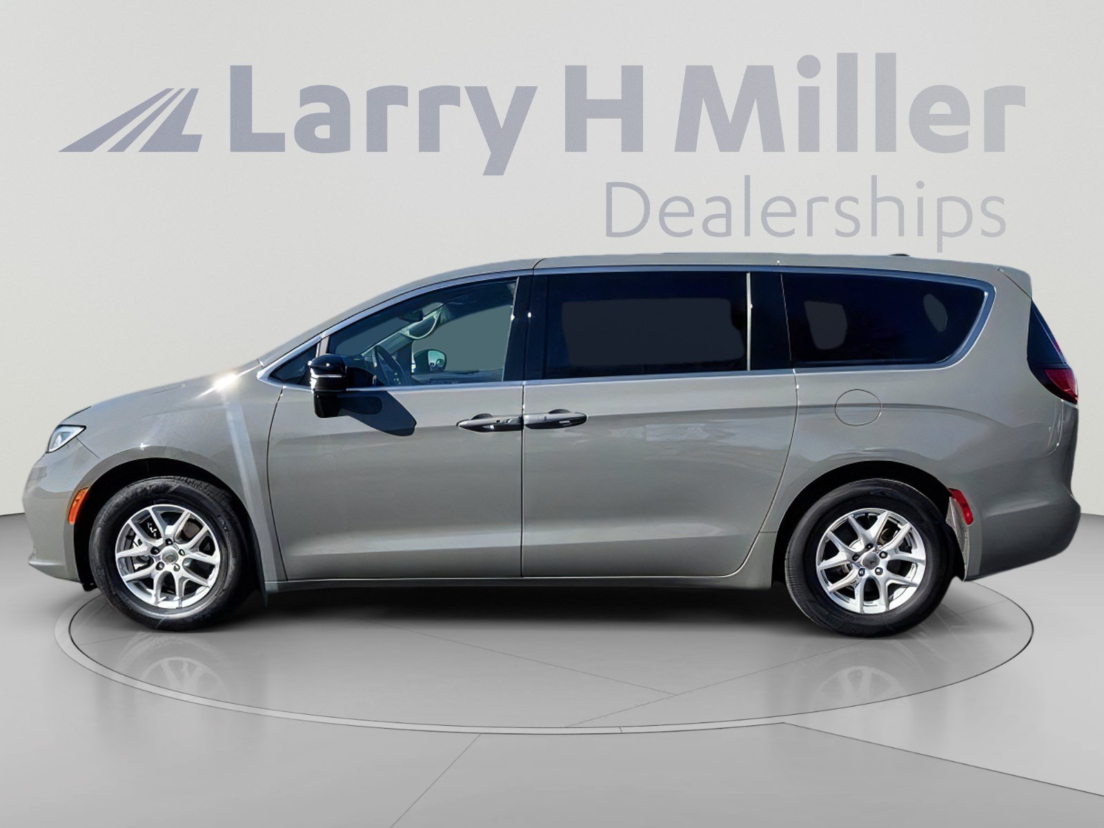 Used 2025 Chrysler Pacifica Select FWD image 3