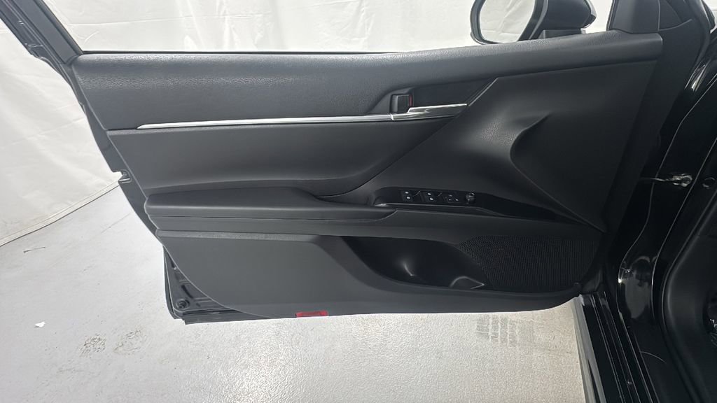 Used 2020 Toyota Camry SE image 16