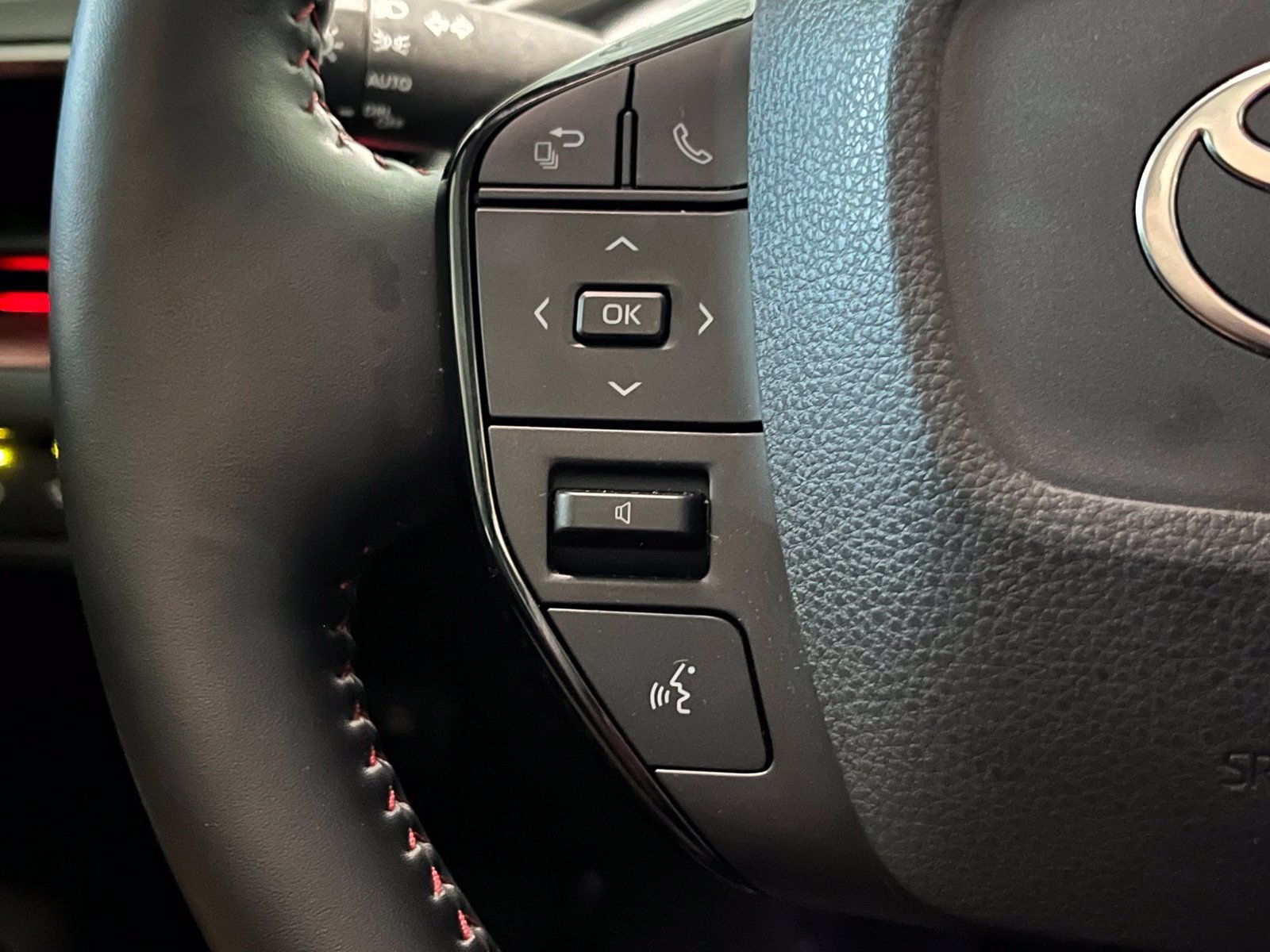 Used 2024 Toyota Prius Prime FWD image 33
