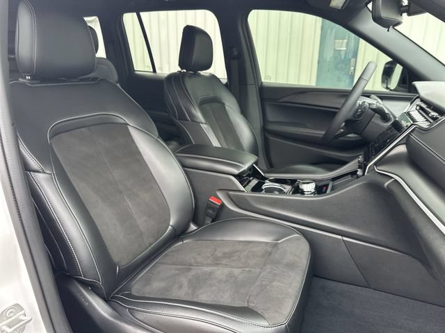 Used 2023 Jeep Grand Cherokee Altitude AWD/4WD image 27