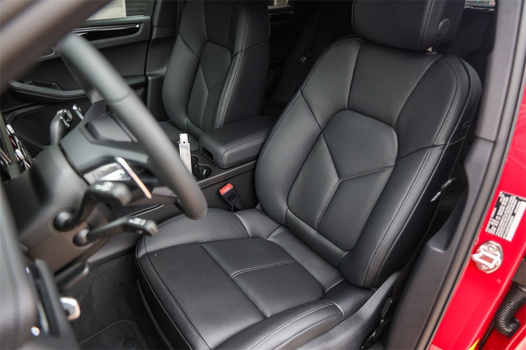 Certified 2025 Porsche Macan Turbo image 9