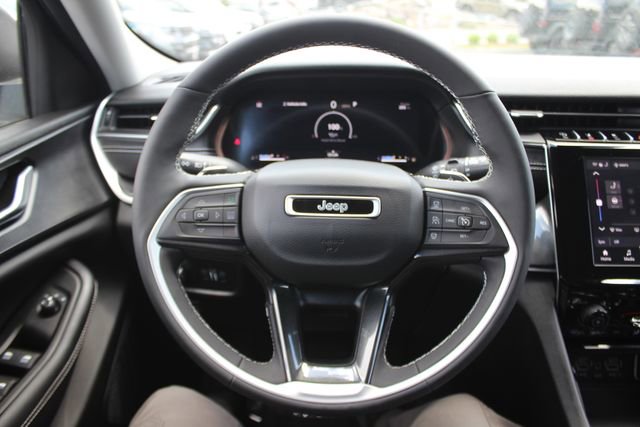 Used 2023 Jeep Grand Cherokee Laredo w/ Luxury Tech Group I AWD/4WD image 13