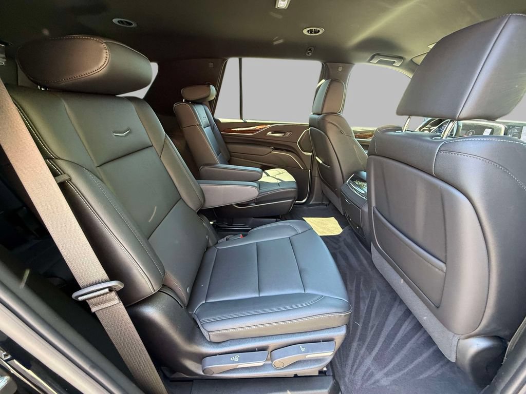 Used 2024 Cadillac Escalade Luxury AWD/4WD image 16