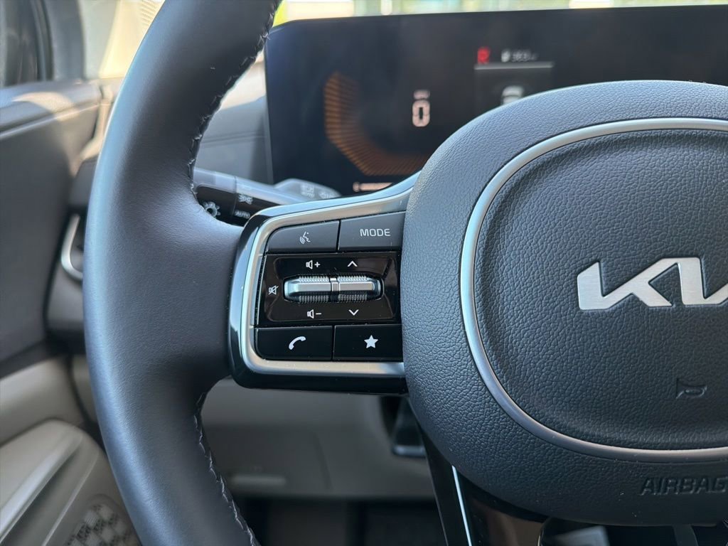Used 2025 Kia Carnival EX FWD image 30