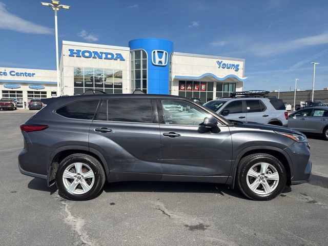 Used 2020 Toyota Highlander LE AWD/4WD image 2