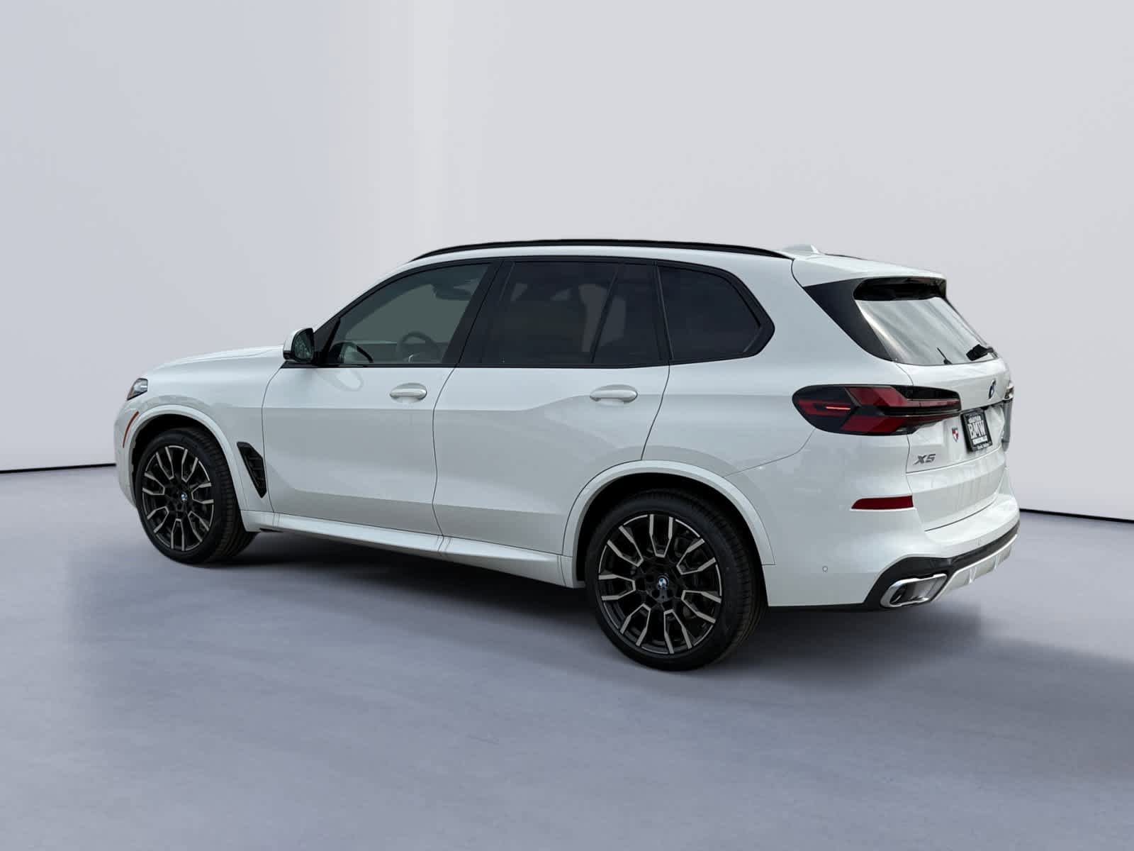 New 2026 BMW X5 xDrive40i w/ M Sport Package AWD/4WD image 5