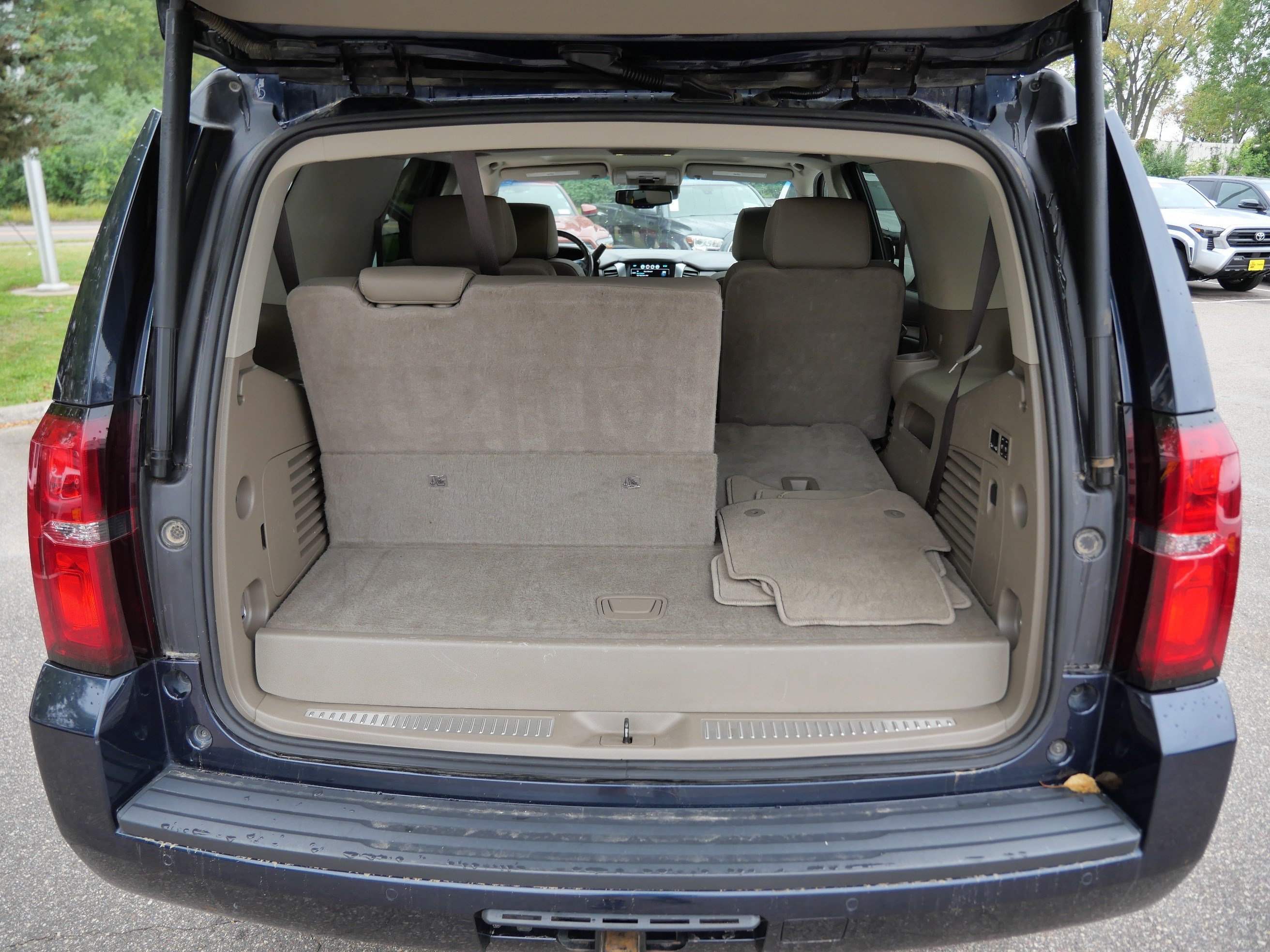 Used 2019 Chevrolet Tahoe LT w/ Luxury Package AWD/4WD image 18