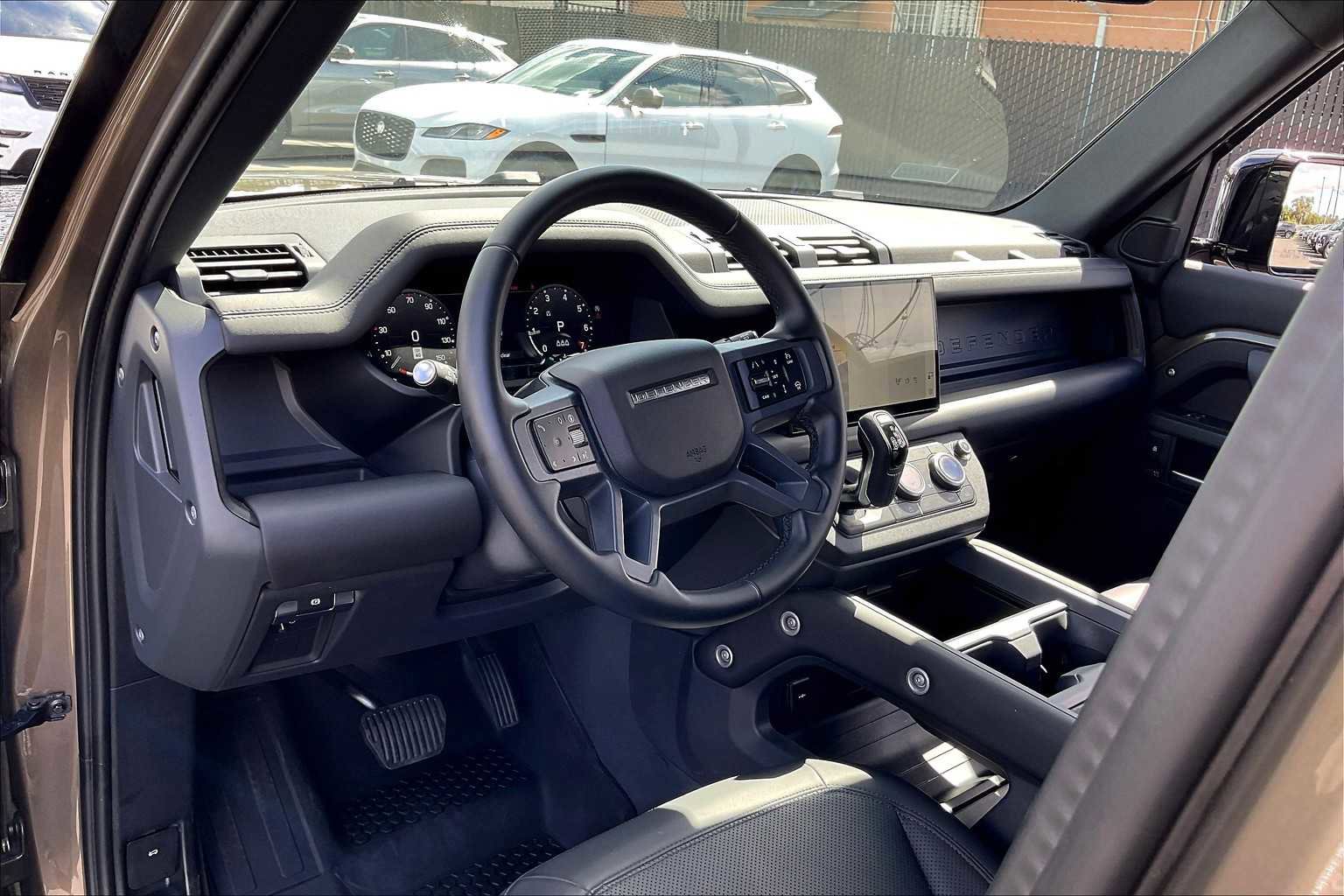 Used 2025 Land Rover Defender 110 X-Dynamic SE image 17