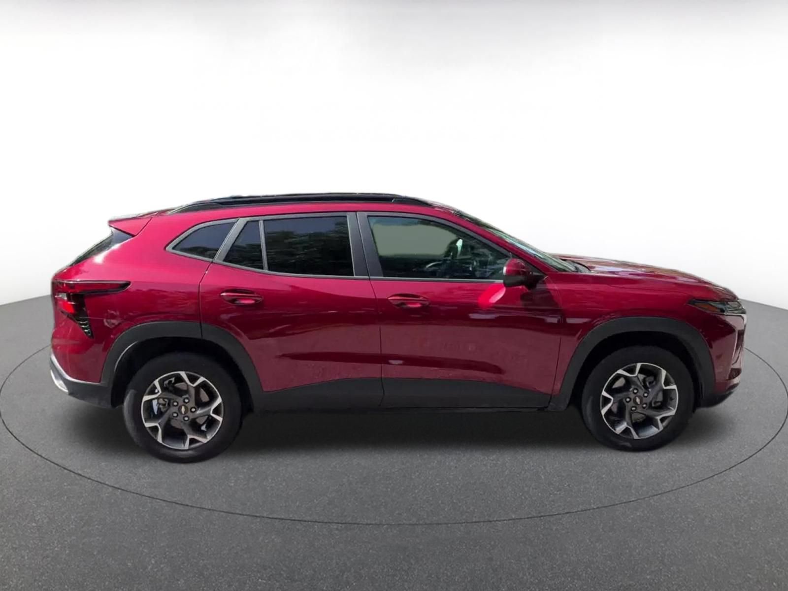 Used 2025 Chevrolet Trax LT FWD image 16
